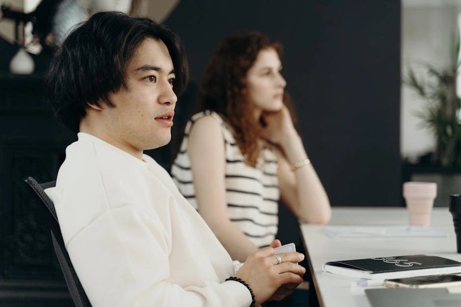 Tým Brand Architects při kreativním brainstormingu v moderní kanceláři.